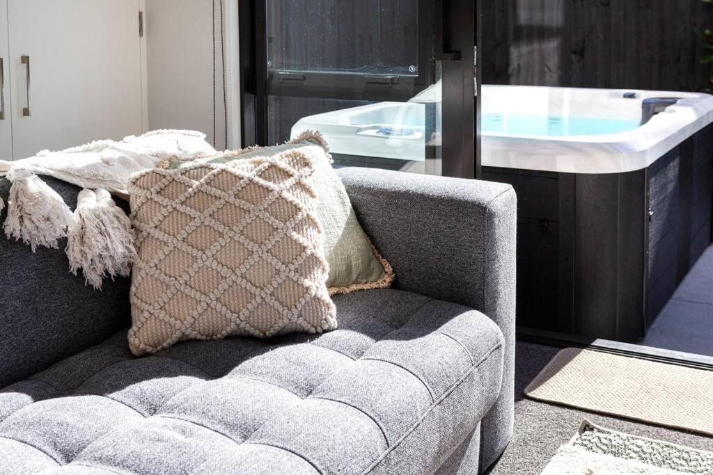Apartamento Stylish Townhouse With Hot Tub Christchurch Exterior foto