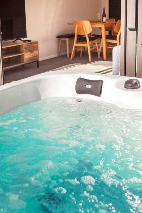 Apartamento Stylish Townhouse With Hot Tub Christchurch Exterior foto