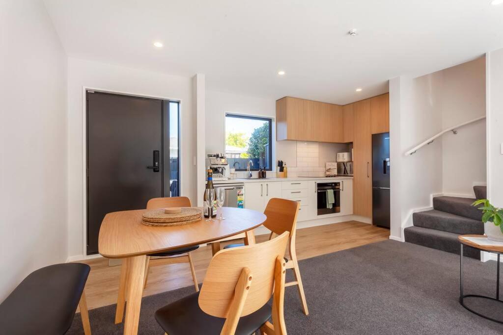 Apartamento Stylish Townhouse With Hot Tub Christchurch Exterior foto